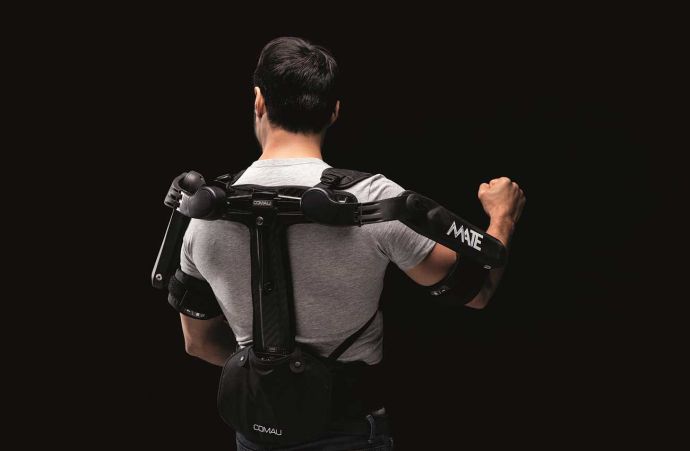 Rückenansicht des Exoskeletts Mate-XT getragen von einem Mann