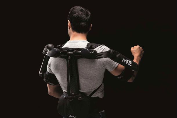 Exoskelett Mate-XT angezogen von einem Träger über der Kleidung